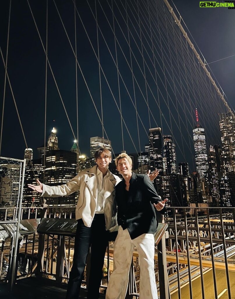 Pakorn Thanasrivanitchai Instagram - Yo! This broski is rocking da big Apple 🍎🗽 @mewsuppasit . #newyorkcity Brooklyn Bridge