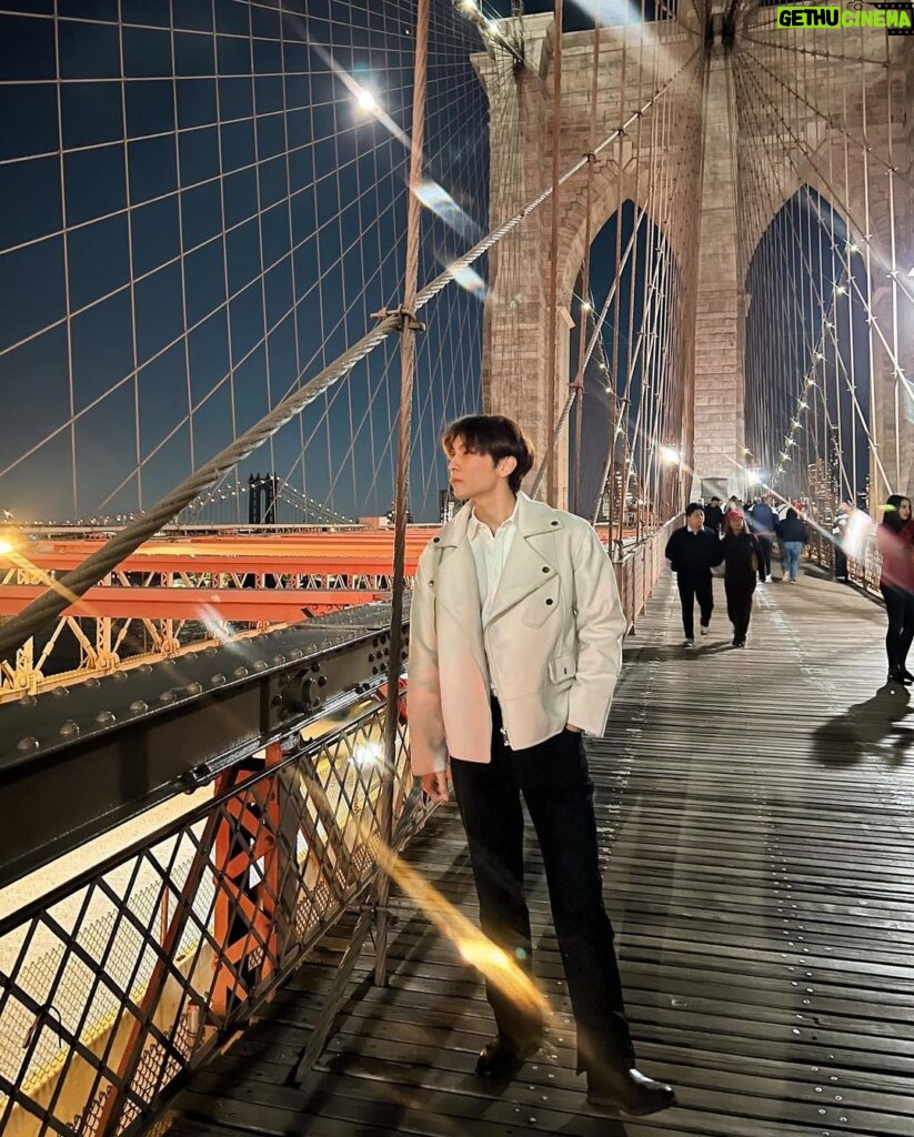 Pakorn Thanasrivanitchai Instagram - Yo! This broski is rocking da big Apple 🍎🗽 @mewsuppasit . #newyorkcity Brooklyn Bridge