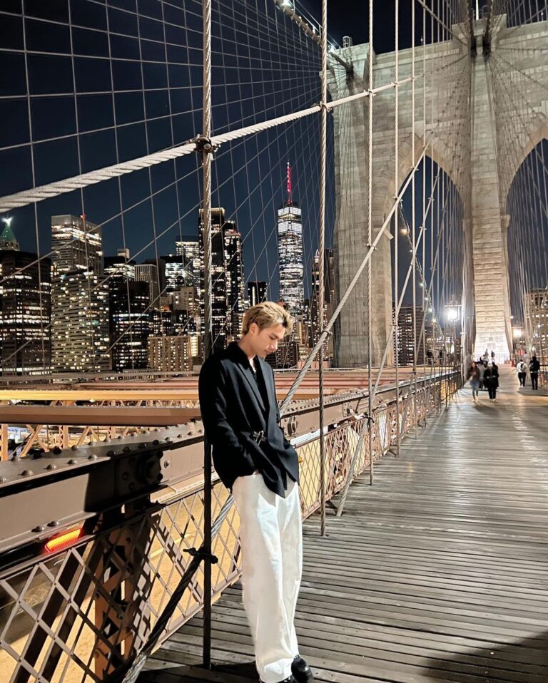 Pakorn Thanasrivanitchai Instagram - Yo! This broski is rocking da big Apple 🍎🗽 @mewsuppasit . #newyorkcity Brooklyn Bridge