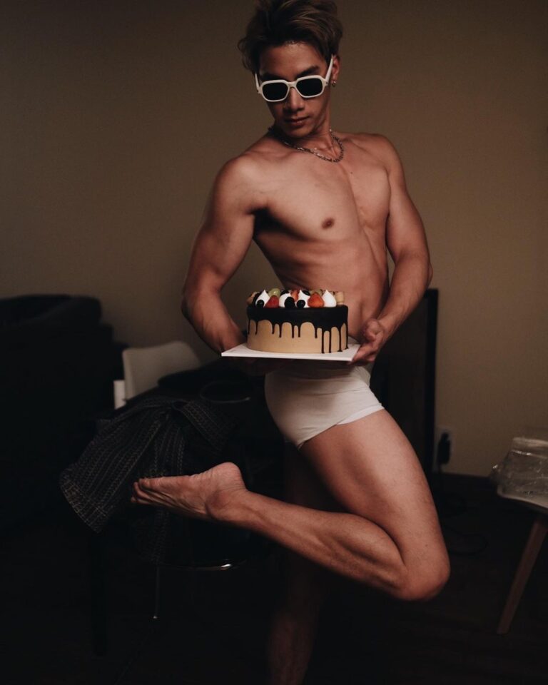 Pakorn Thanasrivanitchai Instagram - Happy dirty 30th 🎂❤️‍🔥 Balancing the maturity and the liberal side of mind 🖤🤪 Thank you for all the wishes guys, Y'all are a force to be reckoned with! 🔥 . . #birthday #newyorkcity Cr. @mewsuppasit New York, New York