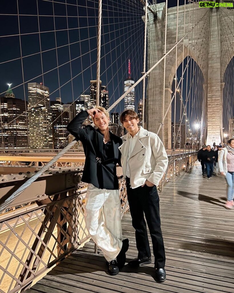 Pakorn Thanasrivanitchai Instagram - Yo! This broski is rocking da big Apple 🍎🗽 @mewsuppasit . #newyorkcity Brooklyn Bridge