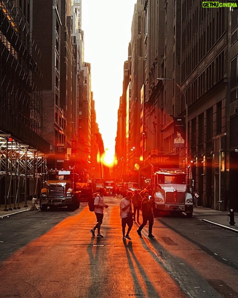 Pakorn Thanasrivanitchai Instagram - Manhattanhenge 💫🌅 . Hail Mary to the city, you're a virgin! 🙃 #nyc #newyorkcity New York, New York