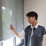 Pakorn Thanasrivanitchai Instagram - Home tour for the first time! 💙💙🔥🔥🔥 หลายๆครั้ง ความสุขก็มาในรูปของ ‘ผ้า’ 🌝 วันนี้มาเปิดส่วนนึงของบ้านที่ renovate เสร็จแล้วให้ทุกคนดู 🙆🏻‍♂️ จะบอกว่านี่คือโจทย์ของการเปลี่ยนบ้านอายุ 30 ปีที่อยู่ตั้งแต่เกิด ให้กลายเป็น living space ใหม่ที่จะอยู่ไปอีกหลายสิบปี ดังนั้นทุกอย่างจึงต้องเลือกอย่างตั้งใจมากกก . เรื่องผ้าม่านกับแสงเป็นสิ่งที่ตุลย์ concern มากๆ เพราะผมคิดว่ามันเป็นสิ่งที่จะ define space นั้นๆให้เป็นแบบที่ไ้ด้ออกแบบไว้ และผมเป็นคนชอบนอนแบบมืดสนิท รวมถึงห่วงเรืองฝุ่นด้วย 🚨 . โชคดีมากกกที่เป็นลูกค้าของ Pasaya มานานมากๆ แล้ว ปกติใช้ bedding ของเค้าอย่างเดียว แต่พอรีเสิร์ชแล้วมีบริการใหม่ของเค้าคือ PASAYA Curtain Center @pasaya_curtaincenter เหยยยยจะบอกว่าประทับใจมากๆๆ มันสะดวกครบจบและง่ายมาก 🥹 แค่ทักแชทไป แล้วให้ช่างเข้ามาวัดพื้นที่และเอาผ้ามาให้เลือก(เป็นสิบเล่ม) นัดวันและเข้ามาติดตั้งให้เรียบร้อย ไม่ต้องออกไปไหนเลยครับ😌😌 . จริงๆผมได้ตกแต่งภายในมาหลายงานแล้ว และเลือกผ้าม่านมาหลายที่ จะบอกว่าใจฟูมากพอเห็นงานผ้าของ Pasaya คือไม่รู้จะหาสีและ texture ดีกว่านี้ที่ไหน555555 ยิ่งตอนนี้เค้าใช้เป็นผ้าเคลือบ Sanitized ยับยั้งแบคทีเรียซึ่งเป็นอาหารของไรฝุ่น เหมาะกับคนแพ้ฝุ่นและเลี้ยงสัตว์มากๆ หายห่วงได้เลยครับ ส่วนเรื่องกันความร้อนเค้าก็มีเสริมผ้ากัน UV ระดับ SPF50+ กันร้อนกันรังสียูวีได้สุดยอด บ้านไม่ร้อนแน่นอน 😎 . ต้องบอกว่า ถ้าใครแต่งบ้านอยู่ ผมแนะนำ Pasaya Curtain Center ไว้ในอ้อมใจด้วยนะครับ ประทับใจคุณภาพและงานบริการมากๆ นอกจากผ้าม่านแล้ว ยังมีมู่ลี่และม่านม้วนแบบครบวงจร ครบจบที่เดียว และที่สำคัญ ราคาไม่แพงอย่างที่คิดเลยครับ คุ้มค่าคุณภาพสุดๆ ❤️❤️🏡 . @pasaya_curtaincenter Bangkok Thailand