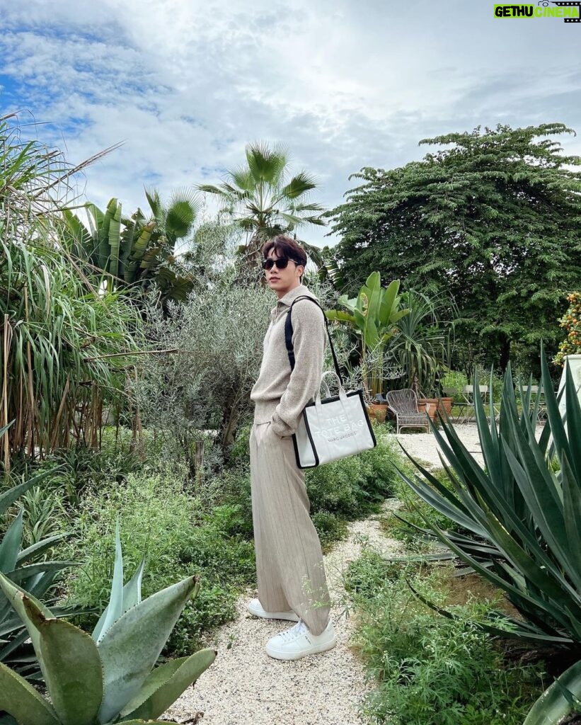 Pakorn Thanasrivanitchai Instagram - A go-to carryall that’s ready for anything! ❤️‍🔥🌞 @marcjacobs THE SUMMER TOTE BAG gets a fresh update this season with luxe leather trim & can be paired with THE SNAPSHOT camera bag for a stylish twist. Discover new arrivals at MARC JACOBS flagship stores, 1st floor Central World, 1st floor Central Chidlom and via website www.patluxurygroup.com @patluxurygroup.official #MarcJacobs #MarcJacobsTH #PATLUXURYGROUP Whispering Cafe