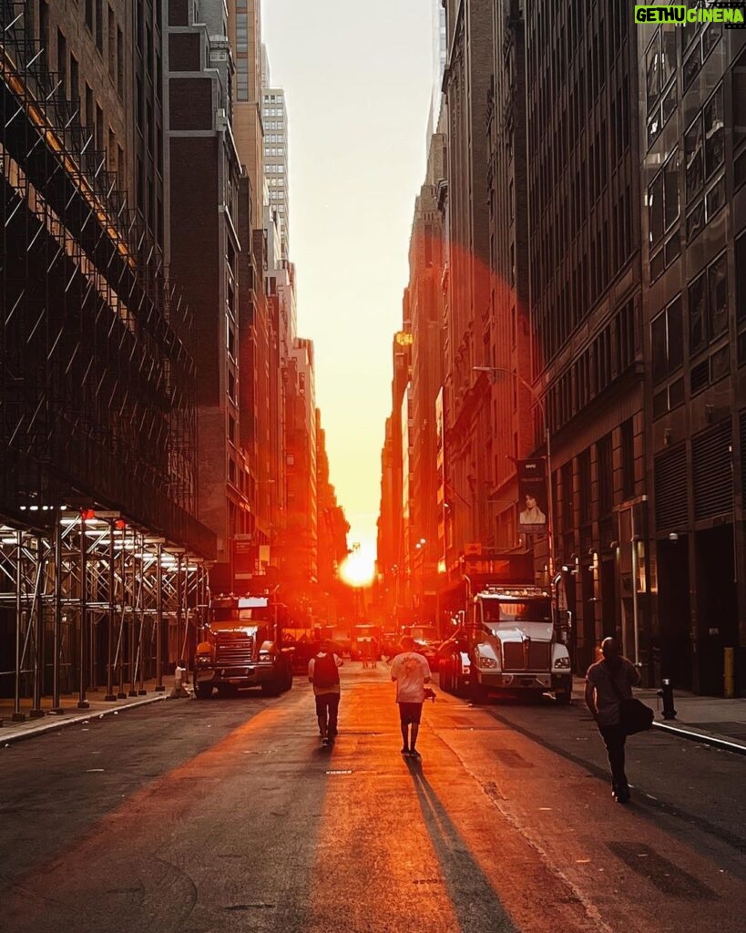 Pakorn Thanasrivanitchai Instagram - Manhattanhenge 💫🌅 . Hail Mary to the city, you're a virgin! 🙃 #nyc #newyorkcity New York, New York