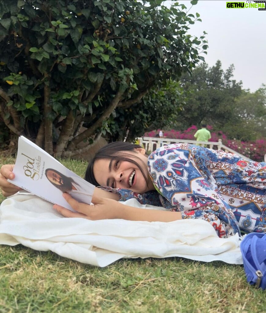 Palak Sindhwani Instagram - 4 days in silence under the loving care of @gurudev @shwetavyas1305 @kamleshbarwal were magical. ❤️ Kuch palo ke liye khudke saath bethoge toh ehsas hoga Zindagi sach mai bahut khoobsurat hai aur hum khamakha hi pareshan hote rehte hai ye jaan kar bhi ki chalni ye apne plan ke mutabiq hi hai aur koi hai jo hum sab ka khyaal rakh raha hai!! ✨ Let’s try to live in the present, Accept people and situations as they are and most importantly know that everything is temporary, So enjoy every moment as it comes, Make the most of your life, Spread happiness, Do seva, Be kind to yourself and others, That’s the Art of Living. 🧘‍♀️ #artofliving #aol #advancecourse #silence #signatureprogram #peace #divinity #nature #fyp #palaksindhwani