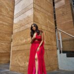 Palak Sindhwani Instagram - Never been a fan of low angle shots until now..🤭❤️✨ Styled by: @cosmo_bydivya Outfit by: @belavous makeup : @makeupby.kareena Hair:@poonam.savla80 Shot by : @drsarthakkadelphotography