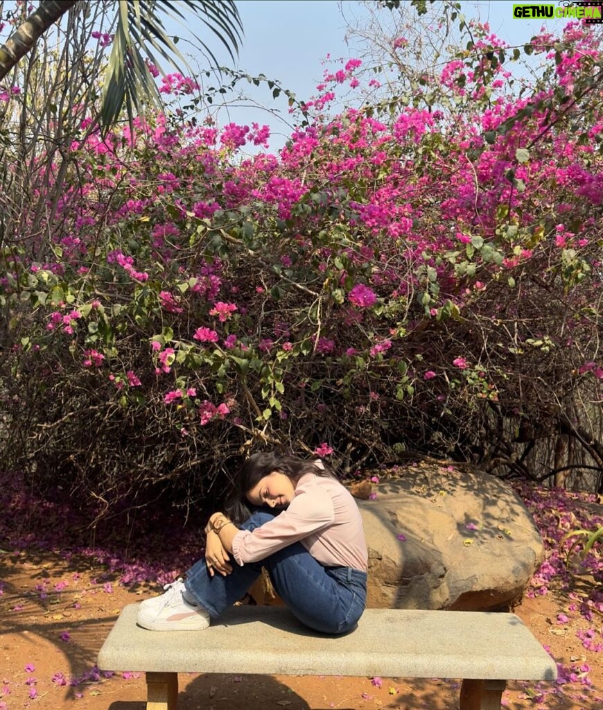 Palak Sindhwani Instagram - 4 days in silence under the loving care of @gurudev @shwetavyas1305 @kamleshbarwal were magical. ❤️ Kuch palo ke liye khudke saath bethoge toh ehsas hoga Zindagi sach mai bahut khoobsurat hai aur hum khamakha hi pareshan hote rehte hai ye jaan kar bhi ki chalni ye apne plan ke mutabiq hi hai aur koi hai jo hum sab ka khyaal rakh raha hai!! ✨ Let’s try to live in the present, Accept people and situations as they are and most importantly know that everything is temporary, So enjoy every moment as it comes, Make the most of your life, Spread happiness, Do seva, Be kind to yourself and others, That’s the Art of Living. 🧘‍♀️ #artofliving #aol #advancecourse #silence #signatureprogram #peace #divinity #nature #fyp #palaksindhwani