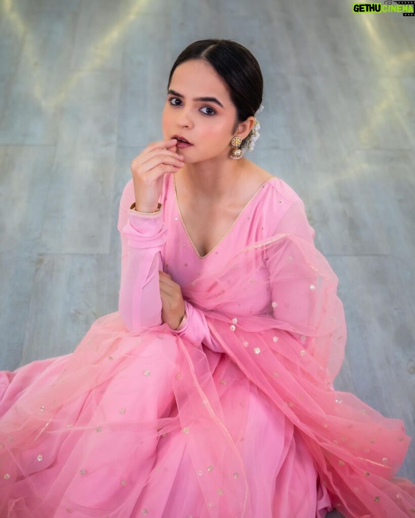 Palak Sindhwani Instagram - Romanticising my life with gajra, jhumkas and Anarkali!!😌🌸✨ PS - Dance cover is coming out tomorrow, Stay tuned! Wearing - @lavanyathelabel HMU - @nehas_bridalmakeover_ Clicked by - @vikasgorule #ethnicwear #traditional #desilook #instamood #fyp #palaksindhwani