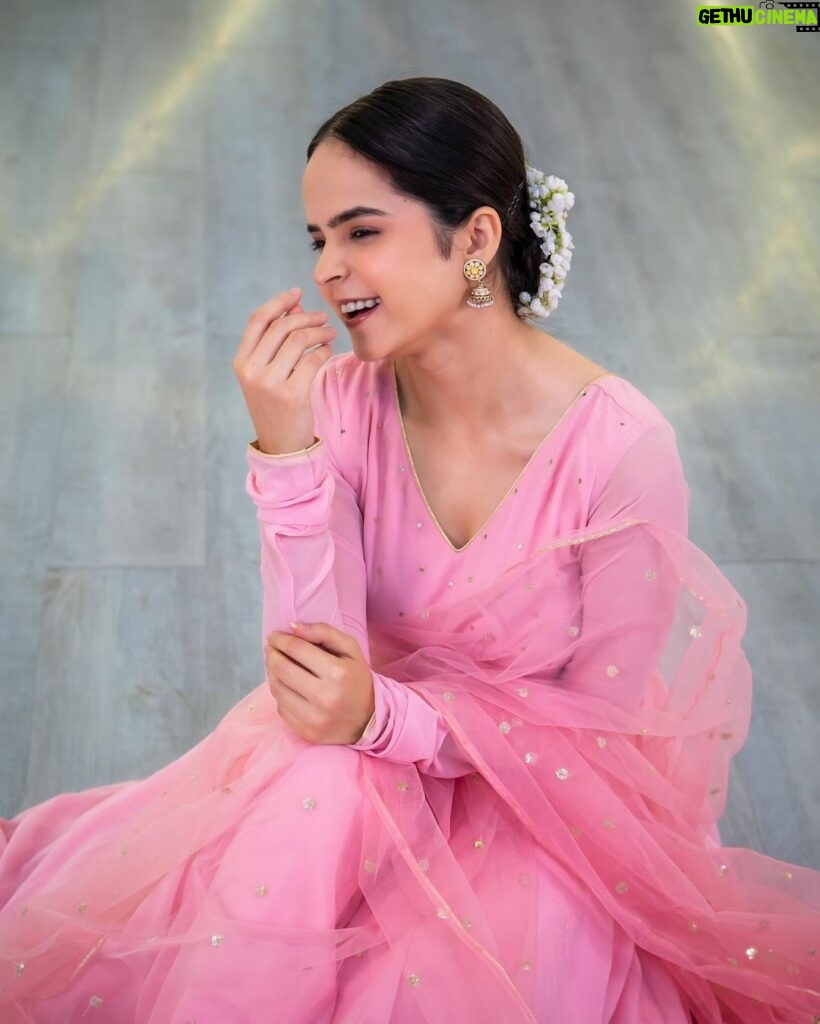 Palak Sindhwani Instagram - Romanticising my life with gajra, jhumkas and Anarkali!!😌🌸✨ PS - Dance cover is coming out tomorrow, Stay tuned! Wearing - @lavanyathelabel HMU - @nehas_bridalmakeover_ Clicked by - @vikasgorule #ethnicwear #traditional #desilook #instamood #fyp #palaksindhwani