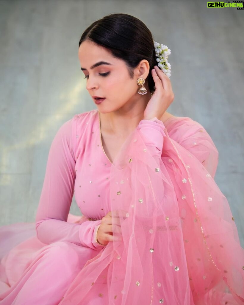 Palak Sindhwani Instagram - Romanticising my life with gajra, jhumkas and Anarkali!!😌🌸✨ PS - Dance cover is coming out tomorrow, Stay tuned! Wearing - @lavanyathelabel HMU - @nehas_bridalmakeover_ Clicked by - @vikasgorule #ethnicwear #traditional #desilook #instamood #fyp #palaksindhwani