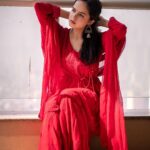 Palak Sindhwani Instagram - Sending you a ‘kite-load’ of good wishes on Makar Sankranti! ❤️✨ Wearing - @thechikanlabel Captured by - @vikasgorule