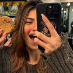 Palak Tiwari Instagram - Without vs With cookie 💕🐽