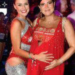 Paloma Bernardi Instagram - Todo ano é assim: Comemoro o aniversário da minha Favorita com fotos do carnaval,e isso é tão você @sampaio_carol ✨🎊 Celebrar a sua vida é uma festa e esse ano o maior presente você já recebeu…daqui a pouco seu coração estará batendo forte no lado de fora e nós todos estaremos aqui amando amar esse seu momento: mulher admirável, mulher em estado de graça, mulher mãe! ✨❤️ Feliz aniversário! Hoje estou aqui brindando sua vida com uma taça de vinho do jeitinho que a gente gosta! 🤭🍷 Recife, Brazil