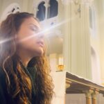 Paloma Bernardi Instagram - CHEGUEI EM MADRID!? UM CHAMADO?! Cheguei no lugar onde meu coração já pulsava antes mesmo de conhecer! Não sei o que me deu quando entrei na minha casinha madrileña…lágrimas escorriam no meu rosto, uma emoção que não consegui controlar! Chorei pela alegria de estar ! De realizar essa viagem, chorei pela coragem de viajar sozinha, pelo sonho, pela ansiedade, pela independência, pela carência,pela conquista,pelo merecimento,pela solidão,pela cura,pelas descobertas,pela solitude…pela gratidão e pelo novo….tudo novo denovo! Pelo encontro de fé! Sim, conhecer La Virgen De La Paloma! Penso que é óbvia a minha curiosidade desde que soube da sua existência e digo que um dos motivos pelos quais queria estar aqui, era para viver a simplicidade desse encontro! Encontro comigo! Encontrar com ela! LA PALOMA! Ainda movida pela emoção, não identifiquei o porque das coisas, a “DEUScidencia” de me hospedar tão perto dela sem saber onde ficava a igreja…qual é a minha missão?! Qual o propósito disso tudo!? Vai saber, acho que viajar tem muito disso…sentir e ir, se escutar e silenciar…ficar atento aos sinais, pois eu creio que coisas boas estão por vir…EU OUVI UM AMÉM!? #Madrid 🇪🇸 #LaVirgenDeLaPaloma @virgenlapaloma En La Virgen de La Paloma