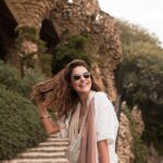 Paloma Bernardi Instagram - Pelo amor de Gaudí - Park Guell De mãos dadas com Deus, #Gaudí se inspirou na natureza para criar suas infinitas obras, totalmente artísticas! @mimo_viagens | @mayte.scaravelli Fotos: @lanza.fotografia #Barcelona 🇪🇸 Barcelona, Spain