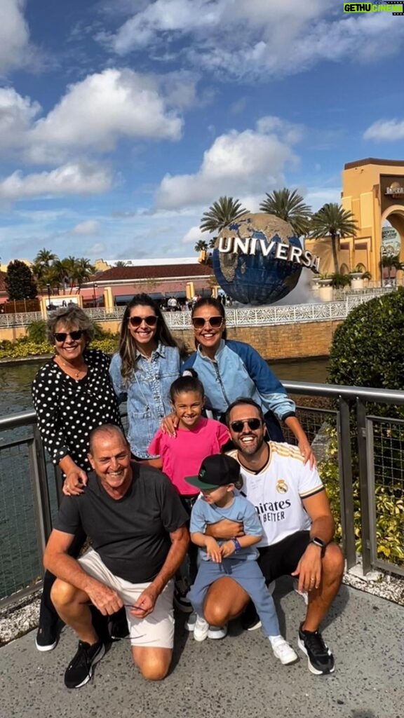 Paloma Bernardi Instagram - Brincar! Brincar! Brincar! O Parque Universal aqui em Orlando com a família está sendo uma experiência muito divertida!! As risadas ecoam enquanto exploramos atrações emocionantes,uma viagem nos filmes, e está sendo uma aventura única! 💙✨🇺🇸 Sou imensamente grata por essa oportunidade de diversão em família !! Obrigada @universaldestinationsbrasil Orlando, Florida