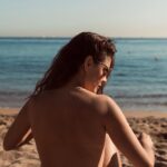 Paloma Bernardi Instagram - Enquanto isso em Barceloneta… Ella es y hace arte; sin darse cuenta y de una forma muy natural. Porque su cuerpo está vivo, es un templo sagrado y vive naturalmente su arte. Es libertador! Pode isso Brasil ? Em Barcelona pode! #Topless Fotos: @lanza.fotografia #Barcelona 🇪🇸 Barcelona, Spain