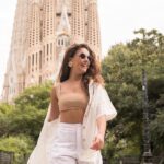 Paloma Bernardi Instagram - Eu senti a grandiosidade de Deus! SAGRADA FAMÍLIA - SAGRADO LUGAR! @mimo_viagens | @mayte.scaravelli Fotos: @lanza.fotografia #Barcelona 🇪🇸 Guia: @maramessa___ @secretodebarcelona Barcelona, Spain