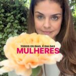 Paloma Bernardi Instagram - Dia das Mulheres! Dia de lembrar especificamente aos homens da guerra, que o amor ao próximo nasce do ventre de suas mães. Que eles possam olhar para o mundo com o mesmo sentimento da mãe que o gerou, com amor e dedicação. 🌹 E que todos nós possamos rezar e unir forças pelos lugares que são carentes de paz nesse mundo... #8M #DiaDasMulheres #NãoaViolência #feminicidio