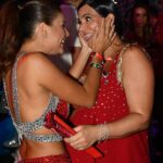 Paloma Bernardi Instagram - Todo ano é assim: Comemoro o aniversário da minha Favorita com fotos do carnaval,e isso é tão você @sampaio_carol ✨🎊 Celebrar a sua vida é uma festa e esse ano o maior presente você já recebeu…daqui a pouco seu coração estará batendo forte no lado de fora e nós todos estaremos aqui amando amar esse seu momento: mulher admirável, mulher em estado de graça, mulher mãe! ✨❤️ Feliz aniversário! Hoje estou aqui brindando sua vida com uma taça de vinho do jeitinho que a gente gosta! 🤭🍷 Recife, Brazil