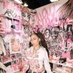 Paloma Mami Instagram - Bendecida cumpliendo mis sueños 💫🌸💗1️⃣1️⃣ diseñé estas cositass y tuve la oportunidad de estrenar lo en complexcon 🛍️ #codigosss