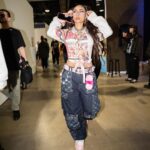 Paloma Mami Instagram - Bendecida cumpliendo mis sueños 💫🌸💗1️⃣1️⃣ diseñé estas cositass y tuve la oportunidad de estrenar lo en complexcon 🛍️ #codigosss