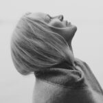 Pamela Anderson Instagram - Life humbles you. As you grow old… you stop chasing the big things and start valuing the little things… Alone time, enough sleep, a good diet, long walks, and quality time with loved ones. Simplicity becomes the ultimate goal... ✨🤍