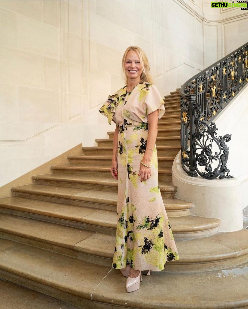Pamela Anderson Instagram - An adventure in Paris with fresh eyes… 🤍 There is beauty in self acceptance, imperfection and love.