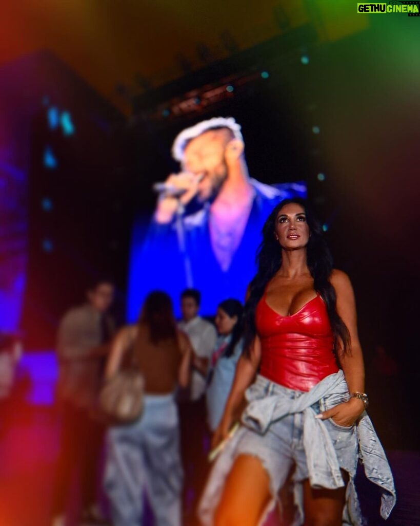 Pamela Díaz Instagram - Peopleeee! Aquí disfrutando del concierto de @ricky_martin en 🇵🇪 Gracias @skyairline ♥️ Estadio Nacional del Perú