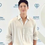 Park Bo-gum Instagram - Would you #BeAWaterLover ? #비오템 #워터러버 #비치클리닝 송지호해변