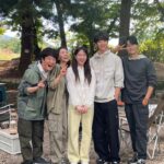 Park Eun-bin Instagram - 목하로 가득 채운 2023년을 잘 보냈습니다🌞⭐️ 꿈밖에 가진 게 없던 목하를 만나 마음껏 꿈꾸고 소중한 것들을 얻는 시간이었습니다. 그 무엇도 결코 헛된 건 없다는 걸 느끼는 나날이었습니다. 무인도에서의 삶이 목하의 삶의 흐름을 유예시키긴 했지만 결코 정체되었던 건 아니었음을🍀✨️ 꿈을 가지고 만난 모든 사람이 결국 다 목하에게 보물이 되었어요🎁 모두가 꿈으로 인해 빛나고, 또 서로를 빛낼 수 있길 저와 목하가 있는 힘껏 응원하겠습니다✊️ 이 작품은 제게 우연이 아니라 필연이었음을🍀✨️ 목하와 함께 모든 과정을 지나왔던 분들께 정말 감사합니다🙇‍♀️ 덕분에 행복했고, 덕분에 빛날 수 있었습니다🌟 #무인도의디바 를 함께해주신 모두에게❗️ 유효한 사랑을 보내고 싶습니다🥰‼️ 오래오래 기억하고 간직해주세요🙏👍 #무인도의디바 #CastawayDIVA #231028_231203 #서목하_안녕 🥹🩵💙