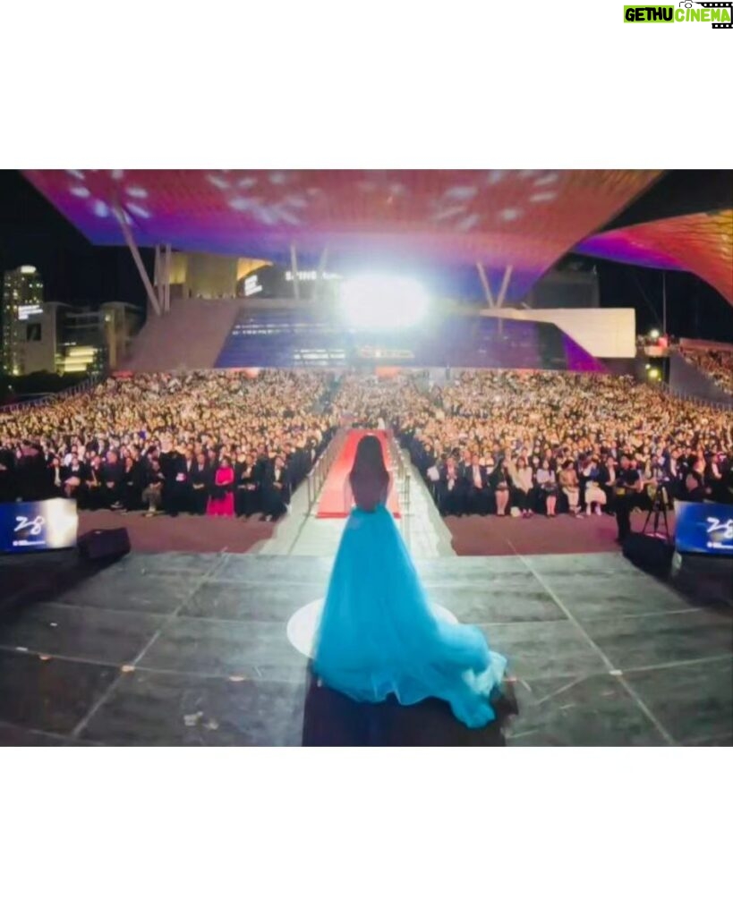 Park Eun-bin Instagram - #231004 10월을 보내며 기억하고, 기록합니다📖 제 28회 #부산국제영화제 개막식 단독 사회를 맡게 되어 아름다운 밤을 보냈습니다🎇 함께 해주신 많은 분들께 감사합니다🩵💙