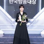Park Eun-bin Instagram - 2022 제49회 #한국방송대상 에서 #연모 로 #최우수연기자상 을 받았습니다🏆 사실 그동안..수상을 해도 당장 내일은 또 다른 역할로 촬영을 잘 해내야 한다는 임무가 있어서 기쁨을 크게 즐기지 못하고...그저 그간의 노력에, 어제까지의 하루에 마침표를 찍어주는 느낌이라고 생각했는데요. 마침표가 아니라 끝나지 않은 말줄임표 였나봅니다...🥹💙💜❤️ 모든 작품이 저에게 갖가지 의미들을 품고 있고 다 소중하지만 많은 것을 해볼 수 있게 해준 이 라는 작품을 많이 사랑했기에, 끝났어도 제 안에 잘 담아두고 오래 추억해야지 가다듬었었는데 이렇게 시간이 지나 큰 상을 주셔셔 감사합니다. 연모를 연모해주신 우리나라, 그리고 전세계 팬분들께도 다시 인사드릴 수 있어서 기뻤습니다. 고맙습니다 여러분💙💜❤️
