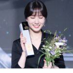 Park Eun-bin Instagram - 2022 제49회 #한국방송대상 에서 #연모 로 #최우수연기자상 을 받았습니다🏆 사실 그동안..수상을 해도 당장 내일은 또 다른 역할로 촬영을 잘 해내야 한다는 임무가 있어서 기쁨을 크게 즐기지 못하고...그저 그간의 노력에, 어제까지의 하루에 마침표를 찍어주는 느낌이라고 생각했는데요. 마침표가 아니라 끝나지 않은 말줄임표 였나봅니다...🥹💙💜❤️ 모든 작품이 저에게 갖가지 의미들을 품고 있고 다 소중하지만 많은 것을 해볼 수 있게 해준 이 라는 작품을 많이 사랑했기에, 끝났어도 제 안에 잘 담아두고 오래 추억해야지 가다듬었었는데 이렇게 시간이 지나 큰 상을 주셔셔 감사합니다. 연모를 연모해주신 우리나라, 그리고 전세계 팬분들께도 다시 인사드릴 수 있어서 기뻤습니다. 고맙습니다 여러분💙💜❤️