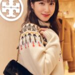 Park Eun-bin Instagram - 🎄크리스마스 분위기가 주는 설렘을 안고 롯데백화점 본점의 토리버치 매장에 다녀왔습니다🎅✨️ 포근한 아우터부터 사랑스러운 가방까지! 올 겨울을 빛내줄 아이템으로 토리버치 홀리데이 컬렉션 어떠세요?☺️💝 Happy Holidays✨️#토리버치 #ToryBurch 🎁 #ToryBurchHoliday23 #AD