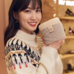 Park Eun-bin Instagram - 🎄크리스마스 분위기가 주는 설렘을 안고 롯데백화점 본점의 토리버치 매장에 다녀왔습니다🎅✨️ 포근한 아우터부터 사랑스러운 가방까지! 올 겨울을 빛내줄 아이템으로 토리버치 홀리데이 컬렉션 어떠세요?☺️💝 Happy Holidays✨️#토리버치 #ToryBurch 🎁 #ToryBurchHoliday23 #AD