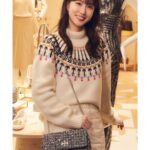 Park Eun-bin Instagram - 🎄크리스마스 분위기가 주는 설렘을 안고 롯데백화점 본점의 토리버치 매장에 다녀왔습니다🎅✨️ 포근한 아우터부터 사랑스러운 가방까지! 올 겨울을 빛내줄 아이템으로 토리버치 홀리데이 컬렉션 어떠세요?☺️💝 Happy Holidays✨️#토리버치 #ToryBurch 🎁 #ToryBurchHoliday23 #AD