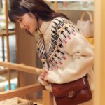 Park Eun-bin Instagram - 🎄크리스마스 분위기가 주는 설렘을 안고 롯데백화점 본점의 토리버치 매장에 다녀왔습니다🎅✨️ 포근한 아우터부터 사랑스러운 가방까지! 올 겨울을 빛내줄 아이템으로 토리버치 홀리데이 컬렉션 어떠세요?☺️💝 Happy Holidays✨️#토리버치 #ToryBurch 🎁 #ToryBurchHoliday23 #AD
