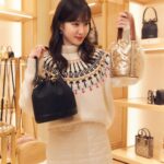 Park Eun-bin Instagram - 🎄크리스마스 분위기가 주는 설렘을 안고 롯데백화점 본점의 토리버치 매장에 다녀왔습니다🎅✨️ 포근한 아우터부터 사랑스러운 가방까지! 올 겨울을 빛내줄 아이템으로 토리버치 홀리데이 컬렉션 어떠세요?☺️💝 Happy Holidays✨️#토리버치 #ToryBurch 🎁 #ToryBurchHoliday23 #AD