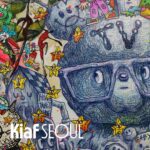 Park Hae-soo Instagram - '배우 이희준, 배우 박해수, 작가 쿤의 작품 속으로 뛰어들다. 각기 다른 세 명의 아티스트가 모여서, 재밌어서, 내친김에 결성한 '드로잉 보이즈 클럽' (Drawing Boys Club) 그 첫 번째 결과물을 에서 공개합니다. "동시대를 살아가는 세 명의 아티스트들의 자신의 EGO에 대한 이야기를 영화와 같은 구성으로 하나의 캔버스에 담아냈습니다." 이희준 @lee.hee.jun X 박해수 @haesoopark X 쿤작가 @artistkun_com 일시: 9월 3일(토) - 9월 6일(화) 장소: 코엑스 A, B 홀 금산갤러리 부스: B10 #drawingboysclub #드로잉보이즈클럽 #이희준배우 #박해수배우 #쿤작가 #kiaf #kiafseoul #kiafseoul2022 #키아프서울2022 #키아프서울 #키아프