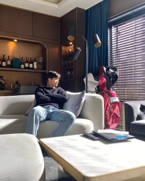 Park Hyung-sik Instagram - Happiness 🙏🏻