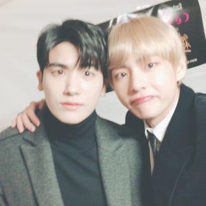 Park Hyung-sik Instagram - 세계1위 미남을 만나봤습니다. 그는 실제로도 잘생겼더군요. 부러우니까 그만 써야지.