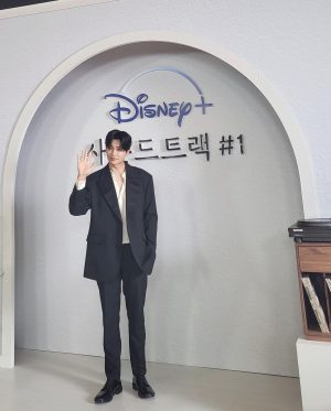 Park Hyung-sik Instagram - 사운드트랙#1 매주 수요일 오후 네시!  디즈니+ 에서 만나요! #사운드트랙넘버원 #디즈니플러스 @disneypluskr