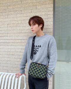 Park Ji-hoon Instagram - 미우치아 프라다와 라프 시몬스가 함께하는 프라다 FW23 남성복 컬렉션, 2023년 1월 15일 오후 10시 프라다 닷컴을 통해 함께 보실 수 있습니다💚 @prada #Prada #PradaFW23 #PradaSymbole