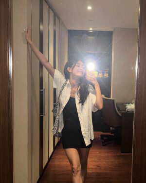 Park Ji-hyo Instagram - 아직 여름🩵