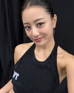 Park Ji-hyo Instagram - 끝🖤