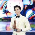 Park Jin-young Instagram - #이준호 #백상예술대상 #최우수연기상 #틱톡인기상 #옷소매붉은끝동 #LEEJUNHO #BaeksangArtsAwards #TheRedSleeve 진실, 성실, 겸손을 한 단어로 표현하자면? 이준호 세상은 불공평하죠.하지만 길게 두고 볼수록 공평해집니다. 준호야 진심으로 멋지고 자랑스럽다 축하해!♡ Honesty, integrity, modesty. If you make these into one word? Lee Junho Yeah the world is unfair. But if you give it more and more time, it becomes more fair. Junho, I'm so proud of you. Congrats! ♡