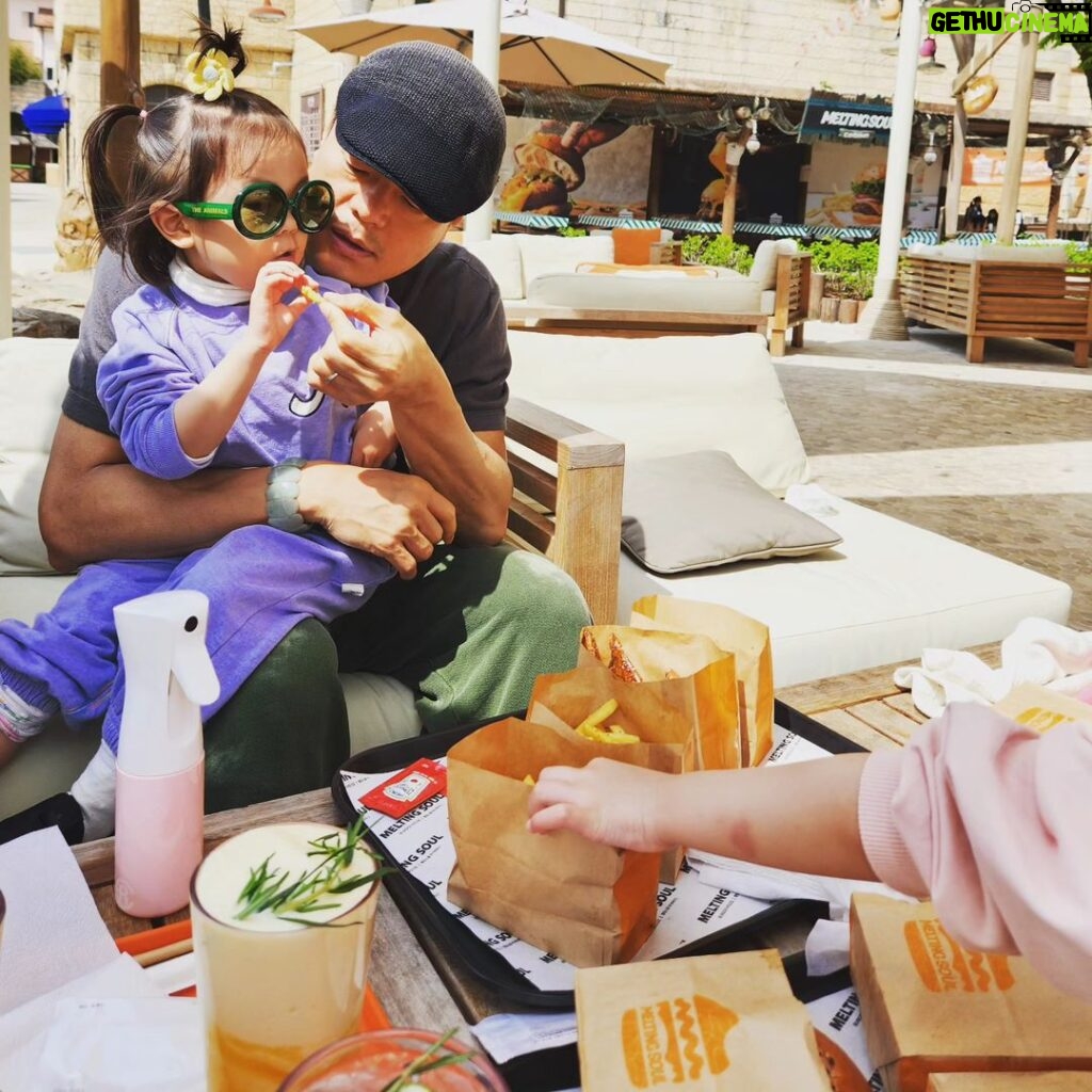 Park Jin-young Instagram - #MeltingSoul #god김태우 #godTaewoo 태우야 버거랑 후랜치후라이랑 음료수들까지 진짜 맛있다! 거기에 캐리버언베이의 낭만까지~♡ Taewoo the burgers, fries, drinks are all amazing! And the romantic Carribean bay definitely helps~♡
