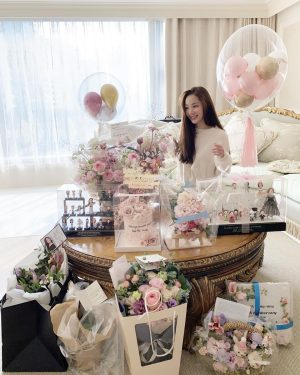Park Min-young Instagram - @ MY beans, You have always been and always will be the most precious treasure I have in my life. Thank you so much for standing by my side and supporting me throughout the past 14 years. I can’t wait to meet and give each and every one of you a big hug with lots of love! Until then, stay strong and healthy🤍14년전에도 지금도 나에겐 우리 콩알들이 제일 소중한존재. 함께여서 고맙고 사랑스러워서 하나하나 다 안아주고 싶지만 조금 기다렸다가 만나요! 오늘도 고마워요 내사랑들🤍